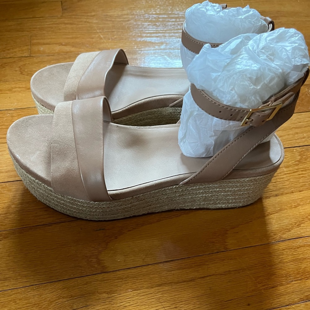 Beautiful nude platform - Picture 2 of 5